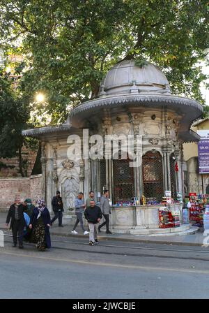 ISTANBUL, TURCHIA-OTTOBRE 30: Persone non identificate che attraversano la strada dal vecchio Kiosk ottomano era. Ottobre 30,2021 a Istanbul, Turchia Foto Stock