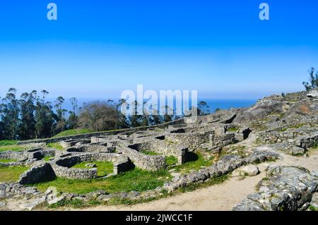 Un colpo ad angolo alto di Castro de Santa Trega, un sito archeologico su una collina verde Foto Stock