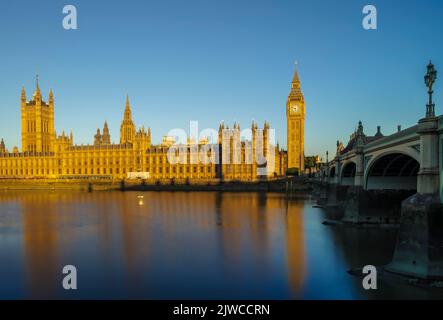 Parlamento e ponte di Westminster all'alba da Southbank in una mattinata d'estate Foto Stock