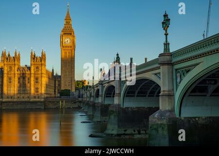 Parlamento e ponte di Westminster all'alba da Southbank in una mattinata d'estate Foto Stock