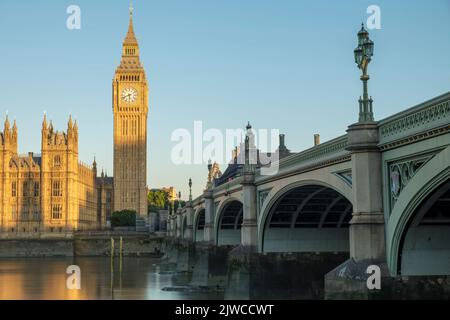 Parlamento e ponte di Westminster all'alba da Southbank in una mattinata d'estate Foto Stock