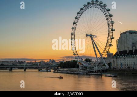 Ampio scatto del London Eye in una mattinata all'alba estiva Foto Stock
