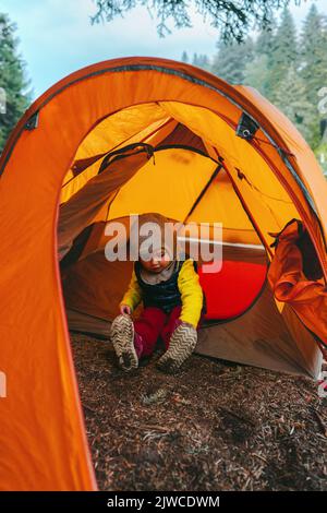 Campeggio vacanze bambino in tenda outdoor attrezzatura famiglia viaggio avventura trekking sano stile di vita bambino turista Foto Stock