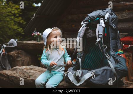 Ragazza bambino con grande zaino attrezzatura escursionistica viaggio hobby avventura vacanze all'aperto stile di vita sano Foto Stock