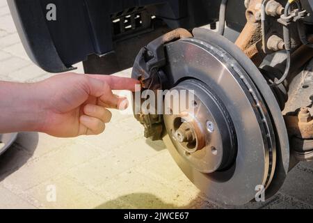 Servizio auto. Concetto di manutenzione dell'automobile. Uso di pasta per la lubrificazione delle parti. Foto Stock