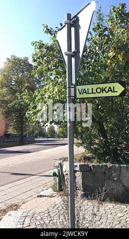 Accedi alla mostra svedese dove si trova il vicino seggio elettorale il giorno delle elezioni in Svezia. Cartello visualizzato nella città, accanto alla strada. Foto Stock