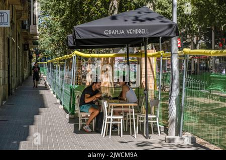 Barcellona, Spagna. 04th Set, 2022. Una terrazza bar si vede riposizionata durante i lavori di nuovo urbanismo. Il comune di Barcellona inizia i lavori di quello che è il progetto urbano centrale del governo del sindaco Ada Colau, consistente nella riconversione di una delle strade principali dell'Eixample, la strada del Consell de Cent, e delle sue adiacenti in assi verdi e isole pedonali. Credit: SOPA Images Limited/Alamy Live News Foto Stock