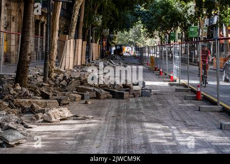 Barcellona, Spagna. 04th Set, 2022. Una sezione della strada di Consell de Cent è vista senza marciapiede. Il comune di Barcellona inizia i lavori di quello che è il progetto urbano centrale del governo del sindaco Ada Colau, consistente nella riconversione di una delle strade principali dell'Eixample, la strada del Consell de Cent, e delle sue adiacenti in assi verdi e isole pedonali. Credit: SOPA Images Limited/Alamy Live News Foto Stock