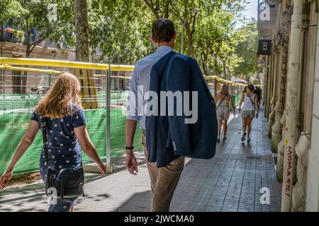 Barcellona, Spagna. 04th Set, 2022. I pedoni sono visti circolare attraverso passaggi stretti durante i lavori urbani. Il comune di Barcellona inizia i lavori di quello che è il progetto urbano centrale del governo del sindaco Ada Colau, consistente nella riconversione di una delle strade principali dell'Eixample, la strada del Consell de Cent, e delle sue adiacenti in assi verdi e isole pedonali. Credit: SOPA Images Limited/Alamy Live News Foto Stock