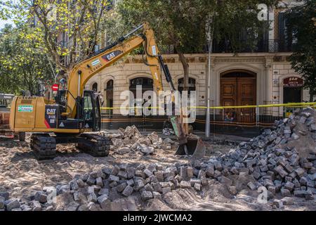 Barcellona, Spagna. 04th Set, 2022. Durante i lavori di scavo si vede un apripista. Il comune di Barcellona inizia i lavori di quello che è il progetto urbano centrale del governo del sindaco Ada Colau, consistente nella riconversione di una delle strade principali dell'Eixample, la strada del Consell de Cent, e delle sue adiacenti in assi verdi e isole pedonali. Credit: SOPA Images Limited/Alamy Live News Foto Stock