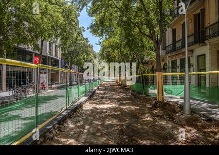 Barcellona, Spagna. 04th Set, 2022. Una sezione della strada di Consell de Cent è vista senza marciapiede. Il comune di Barcellona inizia i lavori di quello che è il progetto urbano centrale del governo del sindaco Ada Colau, consistente nella riconversione di una delle strade principali dell'Eixample, la strada del Consell de Cent, e delle sue adiacenti in assi verdi e isole pedonali. Credit: SOPA Images Limited/Alamy Live News Foto Stock