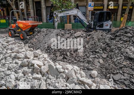 Barcellona, Spagna. 04th Set, 2022. Gli escavatori e le pietre sono visibili durante i lavori di scavo. Il comune di Barcellona inizia i lavori di quello che è il progetto urbano centrale del governo del sindaco Ada Colau, consistente nella riconversione di una delle strade principali dell'Eixample, la strada del Consell de Cent, e delle sue adiacenti in assi verdi e isole pedonali. Credit: SOPA Images Limited/Alamy Live News Foto Stock