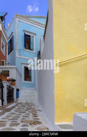 Villaggio di pescatori colorato di Symi con case e porte colorate, vasi di fiori sull'isola di Symi in Grecia. Foto di alta qualità Foto Stock