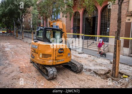 Barcellona, Spagna. 04th Set, 2022. Durante i lavori di scavo si vede un apripista. Il comune di Barcellona inizia i lavori di quello che è il progetto urbano centrale del governo del sindaco Ada Colau, consistente nella riconversione di una delle strade principali dell'Eixample, la strada del Consell de Cent, e delle sue adiacenti in assi verdi e isole pedonali. (Foto di Paco Freire/SOPA Images/Sipa USA) Credit: Sipa USA/Alamy Live News Foto Stock