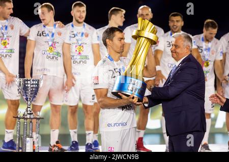 Zara, Croazia. 04th Set, 2022. I giocatori di Telekom Veszprem ricevono il trofeo per il primo posto alla SEHA Final 4 2022 tra il 04 settembre 2022 alla sala sportiva Cosic di Kresimir a Zadar, in Croazia. Photo by Sime Zelic/PIXSELL Credit: Pixsell photo & video agency/Alamy Live News Foto Stock