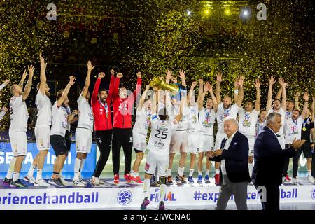 Zara, Croazia. 04th Set, 2022. I giocatori di Telekom Veszprem ricevono il trofeo per il primo posto alla SEHA Final 4 2022 tra il 04 settembre 2022 alla sala sportiva Cosic di Kresimir a Zadar, in Croazia. Photo by Sime Zelic/PIXSELL Credit: Pixsell photo & video agency/Alamy Live News Foto Stock