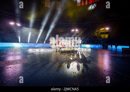 Zara, Croazia. 04th Set, 2022. I giocatori di Telekom Veszprem ricevono il trofeo per il primo posto alla SEHA Final 4 2022 tra il 04 settembre 2022 alla sala sportiva Cosic di Kresimir a Zadar, in Croazia. Photo by Sime Zelic/PIXSELL Credit: Pixsell photo & video agency/Alamy Live News Foto Stock