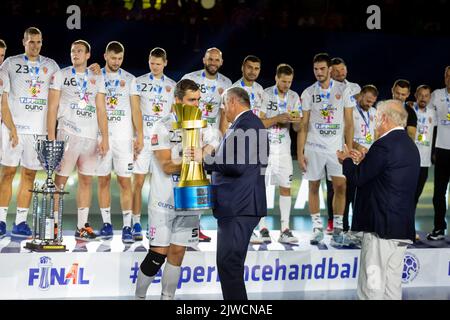 Zara, Croazia. 04th Set, 2022. I giocatori di Telekom Veszprem ricevono il trofeo per il primo posto alla SEHA Final 4 2022 tra il 04 settembre 2022 alla sala sportiva Cosic di Kresimir a Zadar, in Croazia. Photo by Sime Zelic/PIXSELL Credit: Pixsell photo & video agency/Alamy Live News Foto Stock