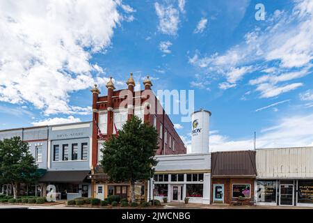 Troy, Alabama, USA - 3 settembre 2022: Piccole aziende che circondano la piazza della città storica di Troy, Alabama. Foto Stock