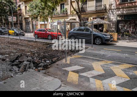 Barcellona, Spagna. 04th Set, 2022. Un'area di marciapiede rimosso confina con un passaggio pedonale. Il comune di Barcellona inizia i lavori di quello che è il progetto urbano centrale del governo del sindaco Ada Colau, consistente nella riconversione di una delle strade principali dell'Eixample, la strada del Consell de Cent, e delle sue adiacenti in assi verdi e isole pedonali. (Foto di Paco Freire/SOPA Images/Sipa USA) Credit: Sipa USA/Alamy Live News Foto Stock