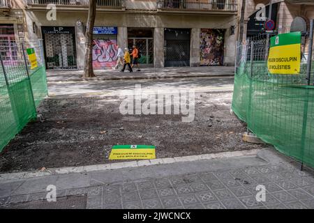 Barcellona, Spagna. 04th Set, 2022. Un passaggio pedonale segnato visto durante i lavori. Il comune di Barcellona inizia i lavori di quello che è il progetto urbano centrale del governo del sindaco Ada Colau, consistente nella riconversione di una delle strade principali dell'Eixample, la strada del Consell de Cent, e delle sue adiacenti in assi verdi e isole pedonali. (Foto di Paco Freire/SOPA Images/Sipa USA) Credit: Sipa USA/Alamy Live News Foto Stock