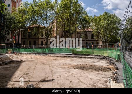 Barcellona, Spagna. 04th Set, 2022. Uno degli angoli ottagonali dell'Eixample è visto senza marciapiede. Il comune di Barcellona inizia i lavori di quello che è il progetto urbano centrale del governo del sindaco Ada Colau, consistente nella riconversione di una delle strade principali dell'Eixample, la strada del Consell de Cent, e delle sue adiacenti in assi verdi e isole pedonali. (Foto di Paco Freire/SOPA Images/Sipa USA) Credit: Sipa USA/Alamy Live News Foto Stock