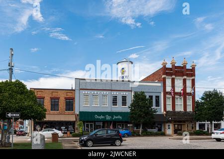 Troy, Alabama, USA - 3 settembre 2022: Vista delle piccole aziende che circondano la piazza della città nel centro storico di Troy, Alabama. Foto Stock