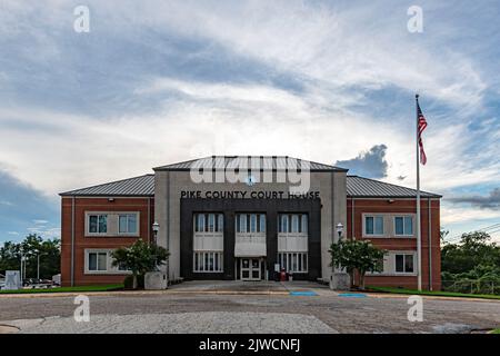 Troy, Alabama, Stati Uniti d'America - 3 settembre 2022: Vista dell'ingresso anteriore del tribunale della contea di Pike con spazio negativo. Foto Stock