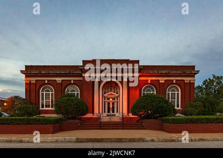 Troy, Alabama, USA - 3 settembre 2022: Il municipio di Troy è illuminato durante l'ora blu. Questo edificio fu costruito nel 1908 ed era originariamente una Carnegie L. Foto Stock
