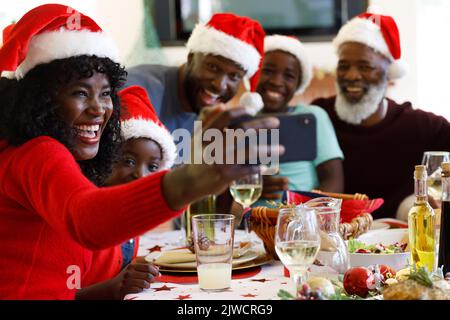 Famiglia afro-americana multigenerata che prende un selfie con smartphone Foto Stock
