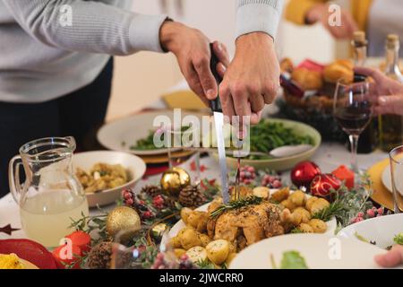 Primo piano di uomo caucasico seduto al tavolo per cena Foto Stock