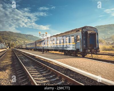 Locomotiva ferroviaria. Vista frontale. Veicolo diesel vecchio stile. Vista frontale di una potente locomotiva diesel sulla ferrovia. Treno alla stazione ferroviaria. Treno elettrico suburbano in campagna fermata montagna Foto Stock