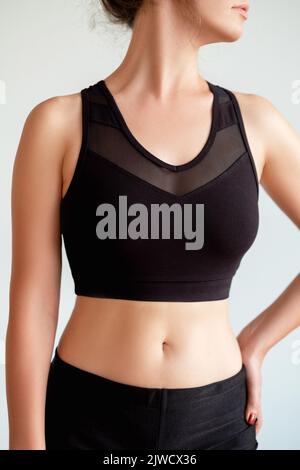 donna abbigliamento sportivo marcare a caldo nero crop top Foto Stock