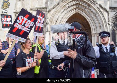 Londra, Regno Unito. 5th settembre 2022. Un oppositore di estrema destra si confronta con i dimostranti favorevoli ai rifugiati. I manifestanti pro-rifugiati si sono riuniti al di fuori delle Corti reali di Giustizia come una sfida dell’alta Corte contro l’invio di rifugiati in Ruanda. Credit: Vuk Valcic/Alamy Live News Foto Stock