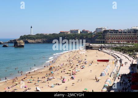 Biarritz, Pirenei Atlantici. Francia: 11 luglio 2022: La grande Plage e la sua famosa passeggiata a Biarritz, vacanze nel sud-est della Francia. Foto Stock