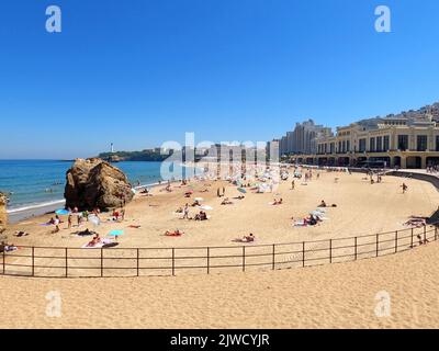 Biarritz, Pirenei Atlantici. Francia: 11 luglio 2022: La grande Plage e la sua famosa passeggiata a Biarritz, vacanze nel sud-est della Francia. Foto Stock