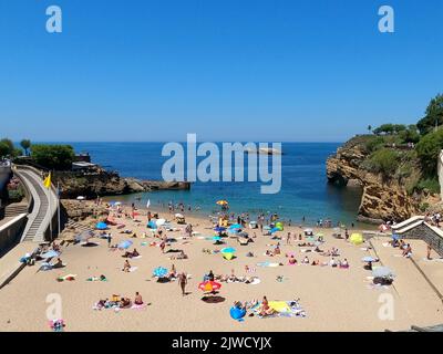 Biarritz, Pirenei Atlantici. Francia: 11 luglio 2022: Una vista sulla spiaggia di Plage du Port Vieux a Biarritz, Francia, con alcune persone che godono del bea Foto Stock