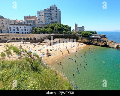 Biarritz, Pirenei Atlantici. Francia: 11 luglio 2022: Una vista sulla spiaggia di Plage du Port Vieux a Biarritz, Francia, con alcune persone che godono del bea Foto Stock