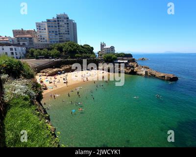 Biarritz, Pirenei Atlantici. Francia: 11 luglio 2022: Una vista sulla spiaggia di Plage du Port Vieux, con alcune persone che si godono la spiaggia lontano Foto Stock
