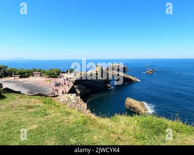Biarritz, Pirenei Atlantici. Francia: 11 luglio 2022: Biarritz, Pirenei Atlantici. Francia: 11 luglio 2022: Vista del famoso ponte di pietra al Roc Foto Stock