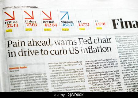 "Pain Ahead, avverte il presidente della Fed in viaggio per frenare l'inflazione americana", titolo del quotidiano Financial Guardian, ritaglio del mercato azionario statunitense 27th agosto 2022 Londra UK Foto Stock