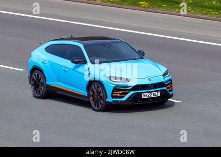 2022 Blue LAMBORGHINI URUS, 4,0 litri Twin-turbo V8 motore AUTO 3996cc supercar Foto Stock