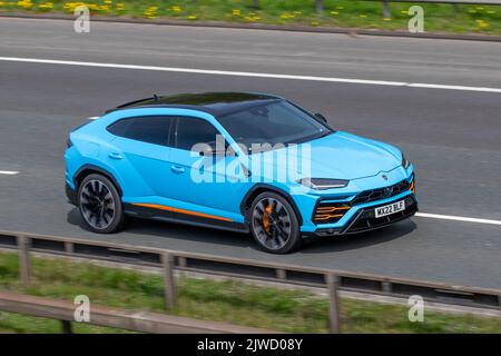 2022 Blue LAMBORGHINI URUS, 4,0 litri Twin-turbo V8 motore AUTO 3996cc supercar Foto Stock