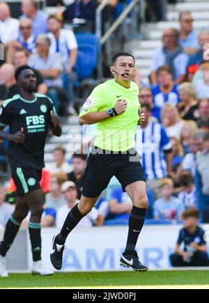 Arbitro Tony Harrington durante la partita della Premier League tra Brighton e Hove Albion e Leicester City all'American Express Stadium , Brighton , UK - 4th Settembre 2022 solo per uso editoriale. Nessun merchandising. Per le immagini di calcio si applicano le restrizioni di fa e Premier League inc. Nessun utilizzo di Internet/cellulare senza licenza FAPL - per i dettagli contattare Football Dataco Foto Stock