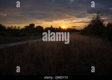 Tramonto al Rabbit Ings Country Park, un ex cumulo di roventi da Monkton Colliery e Royston Drift Mine, Royston, Barnsley, South Yorkshire, Regno Unito Foto Stock