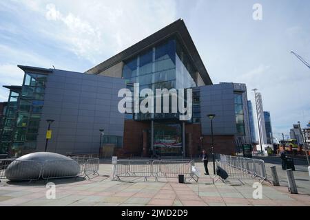 Recinzioni di sicurezza sono visibili al di fuori della Bridgewater Hall, Manchester, dove il Duca e la Duchessa di Sussex parteciperanno oggi al Summit One Young World 2022 di Manchester, durante la loro visita nel Regno Unito. Data immagine: Lunedì 5 settembre 2022. Foto Stock