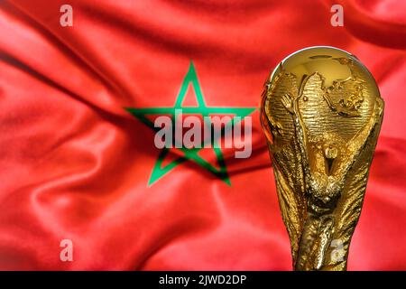 Doha, Qatar - 4 settembre 2022: Trofeo di Coppa del mondo FIFA sullo sfondo della bandiera del Marocco. Foto Stock