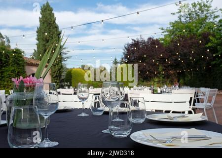 Locale all'aperto con tavoli da pranzo prima dell'evento Foto Stock