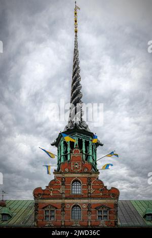 COPENAGHEN, DANIMARCA - 03 SETTEMBRE 2022: Una vista della vecchia cuschiera dell'edificio della borsa valori. Foto Stock