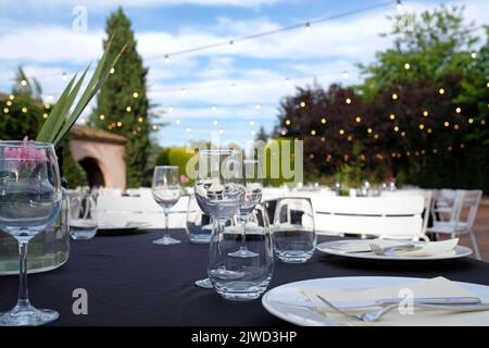 Locale all'aperto con tavoli da pranzo prima dell'evento Foto Stock